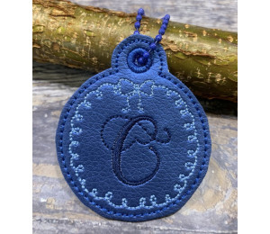 Stickdatei - ITH Anhänger Schleifchen Monogram C
